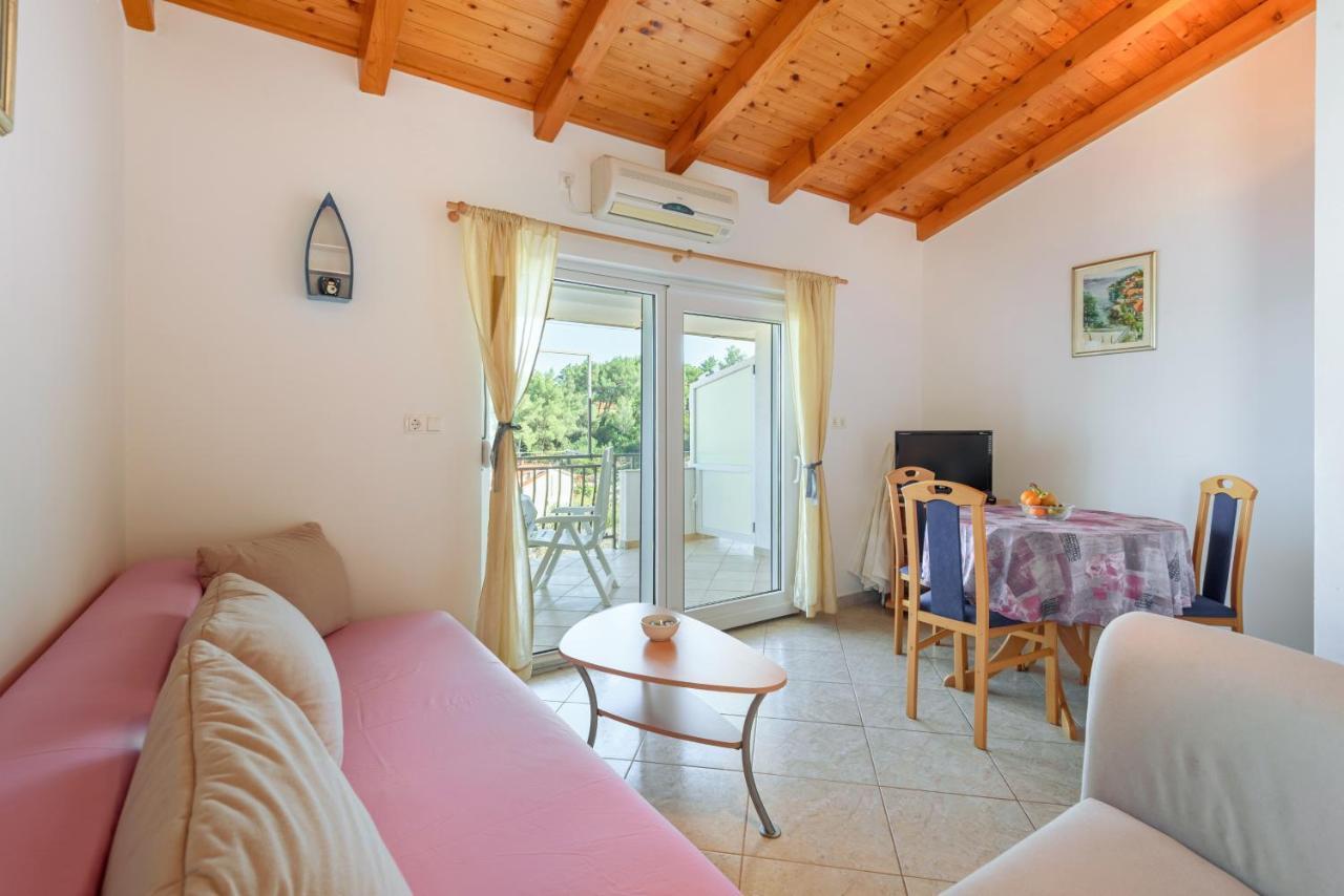 Apartments By The Sea Basina, Hvar - 11817 * Vrbanj